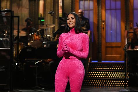 who hosted snl last night|guest host snl tonight.